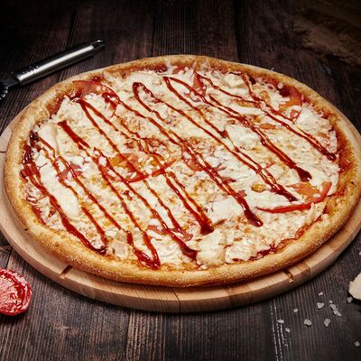 Барбекю курица с помидорами D23 Пицца на тонком тесте в Пицца Хаб по цене 594 ₽