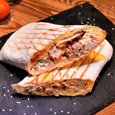 Шаурма Цезарь со свининой в Папа Mangals по цене 385 ₽