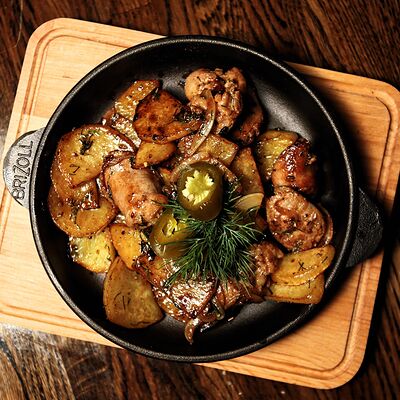 Жаренный картофель по Баварски с колбасками и халапеньо в Рога Лося по цене 380 ₽