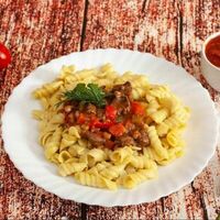 Гуляш из говядины с овощами и гарниром в Food moscow