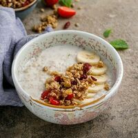 Каша овсяная с бананами и гранолой в Маймун