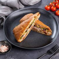 Сэндвич с пастрами из индейки в Encore Cafe