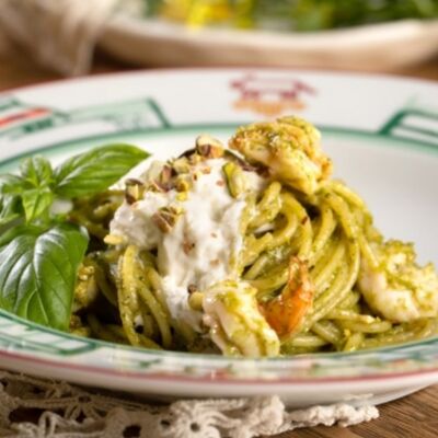 Спагетти с креветками и пестов Мама Рома по цене 495 ₽