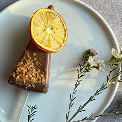 Шоколадный чизкейк с апельсиновым конфитюром в More More по цене 445