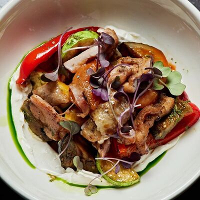 Гриль-салат с куриным шашлыком в Честер по цене 450 ₽