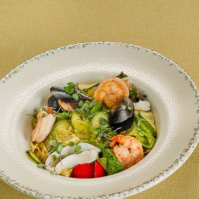 Салат с морепродуктами и ореховым соусом в Паста Фэмили по цене 860 ₽