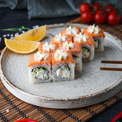 Ролл Филадельфия запеченная в SUSHIBOX по цене 469 ₽