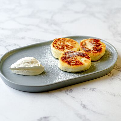 Сырники со сметаной (3 штуки) в Stories по цене 350 ₽