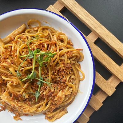 Спагетти с курицей и шампиньонами в Бекки бар по цене 470 ₽