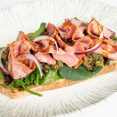 Брускетта с пастрами и запеченным баклажаном в Lilian's cafe по цене 650 ₽