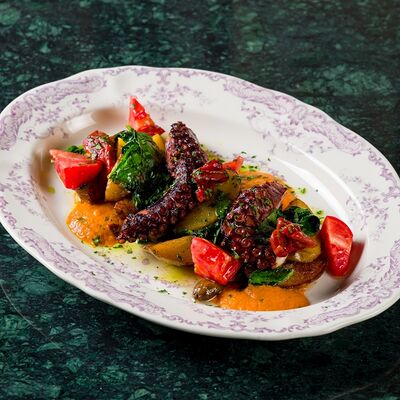 Осьминог гриль, молод. картоф., шпинат, соус Рамиро в Fiorentini по цене 2290 ₽