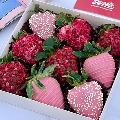 Клубника в шоколаде Pink S в Sweets по цене 1490 ₽