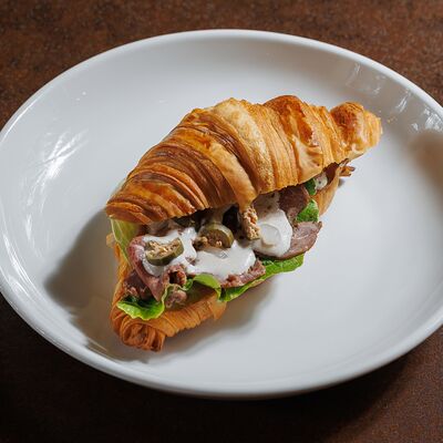 Круассан с вителло тоннатов Траттория для друзей по цене 420 ₽