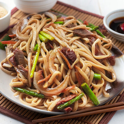 Лапша, жаренная с говядиной в Wai Mai по цене 480 ₽