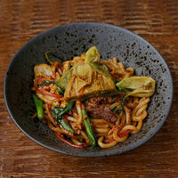 Лапша удон, говядина, соус тао, капуста кимчи в KOJI