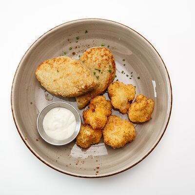 Куриные котлетки с цветной капустой в кляре и йогуртовым соусом в White Fox Cafe по цене 885 ₽