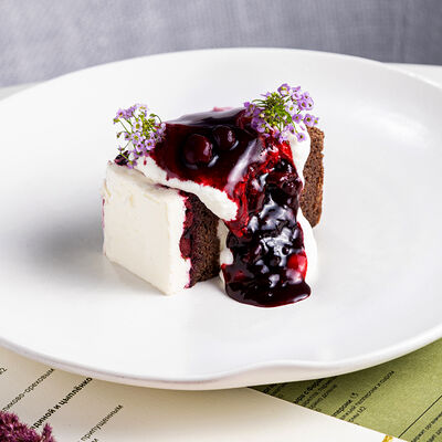 Черёмуховый торт в М2 Органик Клуб Патриаршие по цене 960 ₽