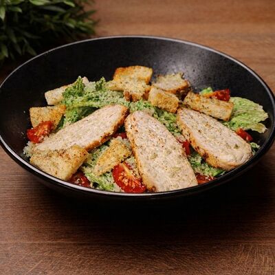 Салат Цезарь с курицей в Dym Dymych Lounge по цене 490 ₽