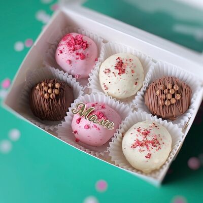 Набор пирожных для мамы на День матери Картошка в шоколаде с хрустящей вафлей и топпером ассорти в Miracle bakery по цене 1790 ₽