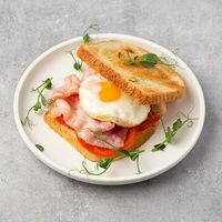 Ирландский тост с беконом, яйцом и томатами в Пан Круассан