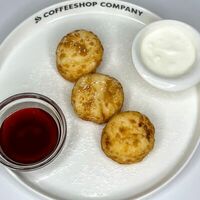 Сырники со сметаной и соусом на выбор в Coffeeshop Company