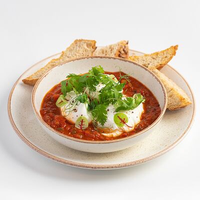 Шакшука из бакинских томатов с 3-мя яйцами пашот в Kitchen по цене 520