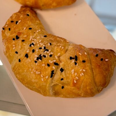 Круассан с куриной грудкойв Kontrast Bijou по цене 235 ₽