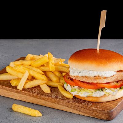 Бургер с куриной котлетой и соусом тартар в Табаско по цене 715 ₽