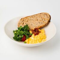 Скрембл из фермерских яиц с кейлом в KM20