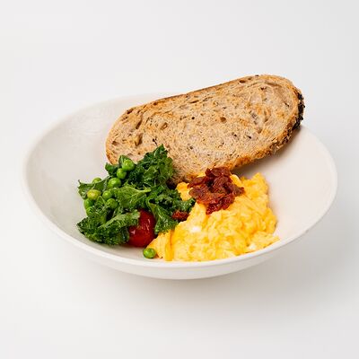 Скрембл из фермерских яиц с кейлом в KM20 по цене 1080 ₽