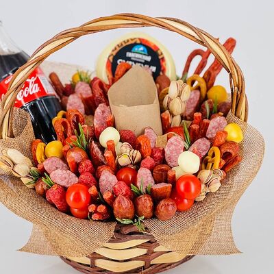 Подарочная корзина с колбасой и напитком Coca-Colaв Дарите красиво по цене 7399 ₽