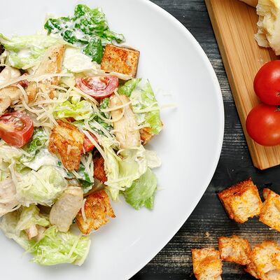 Салат Цезарь с цыпленком в Шеф гриль по цене 665 ₽