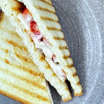 Сэндвич с курицей в соусе блю чиз в Coffee Room по цене 395 ₽