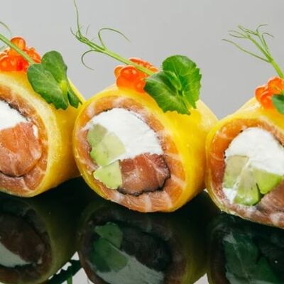 Ролл с лососем в такуане в Marlin Sushi по цене 950 ₽