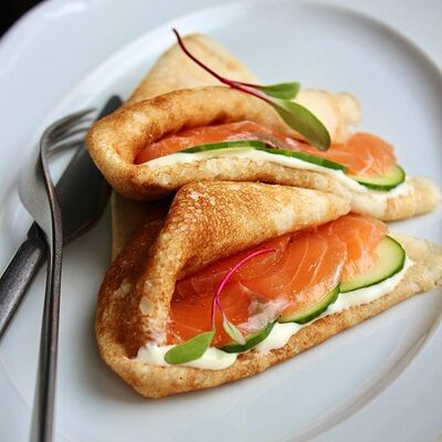 Блинчики с лососем и сливочным сыром Яндекс в Снегири на Лагерном по цене 630 ₽