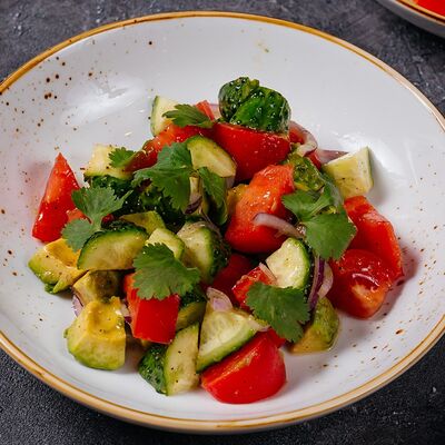 Фермерский салат из свежих овощей и авокадо в Пламя по цене 590 ₽