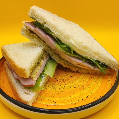 Сэндвич с индейкой и песто в Dobro coffee microroasters по цене 340 ₽