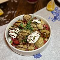 Салат с хрустящим баклажаном и сливочным сыром в Шеф Пушкин