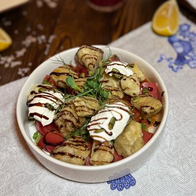 Салат с хрустящим баклажаном и сливочным сыром в Шеф Пушкин по цене 620 ₽