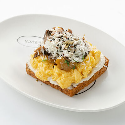 Грибной тост со скрэмблом и пармезаном на безглютеновом хлебе в Nothing Fancy по цене 950 ₽