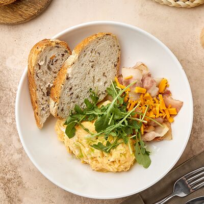 Скрембл с беконом и сыром Чеддерв Хлеб & Булки по цене 600 ₽