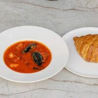 Пряный томатный суп с морепродуктами и круассаномв SET