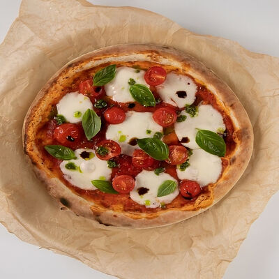 Пицца Капрезе с пышным бортом в iL Патио по цене 19 р.