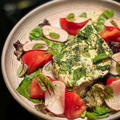 Куриная грудка с соусом песто и летним салатомв Tangiers Lounge по цене 890 ₽