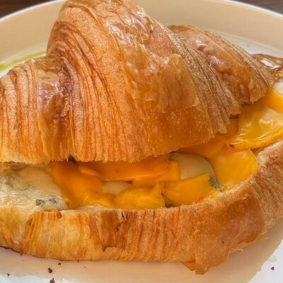 Круассан 4 сыра в Kraffin Bakery по цене 577 ₽