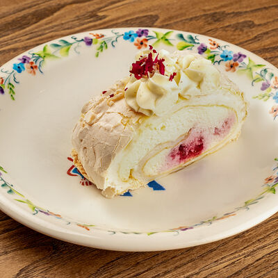 Меренговый рулет с вишней в Казак по цене 440 ₽