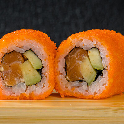 Ролл Калифорния с лососем в Yellowfin by Bluefin по цене 810 ₽