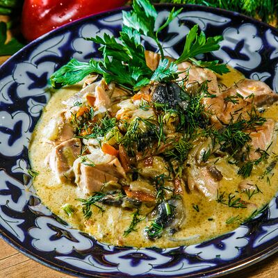 Лосось в сливочном соусе с фасолью в Бахор по цене 980 ₽