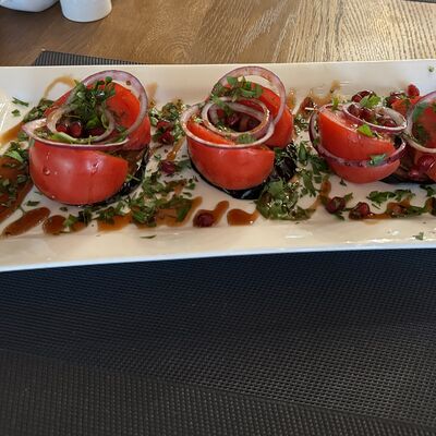 Салат из помидоров с запеченными баклажанами в Хинкальная по цене 620 ₽