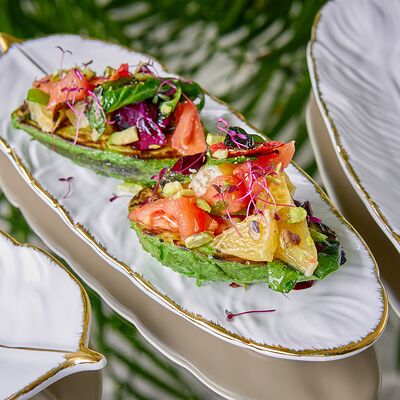 Авокадо на гриле с томатами и апельсином в Море на Патриках по цене 660